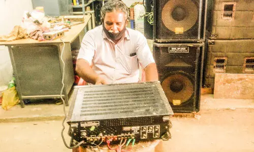 ഹലോ​.. ഹലോ... മൈക്ക്​ ടെസ്​റ്റിങ്​, ലൈഫ്​ ടെസ്​റ്റിങ്​ ; തദ്ദേശ തെരഞ്ഞെടുപ്പിൽ പ്രതീക്ഷയോടെ ലൈറ്റ് ആൻഡ്​ സൗണ്ട് മേഖല