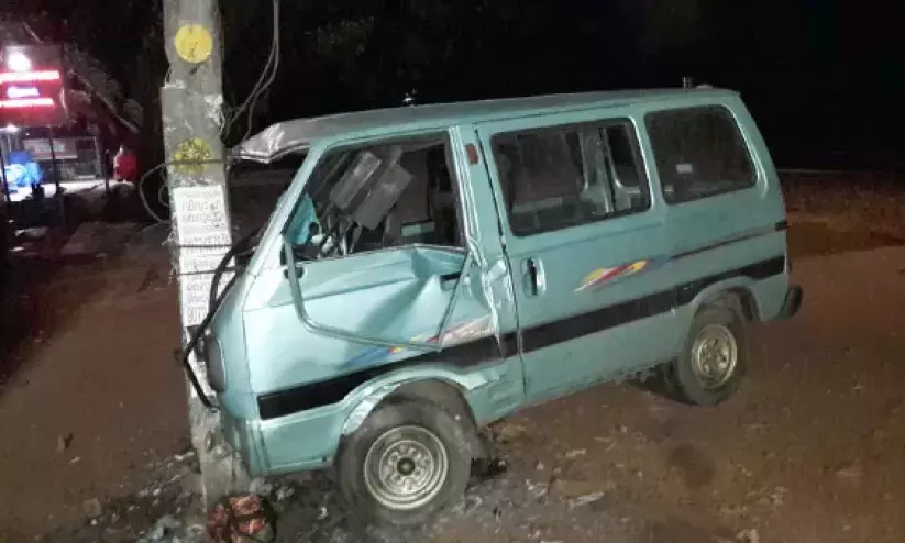 ബൈക്കിലിടിച്ച് നിയന്ത്രണം വിട്ട വാൻ പോസ്​റ്റിലിടിച്ചു; നാലുപേർക്ക് പരിക്ക്