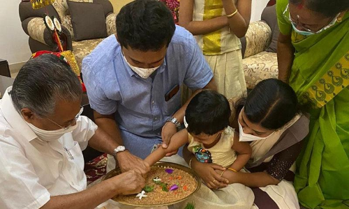 വിദ്യാരംഭ ചടങ്ങുകൾക്ക്​ തുടക്കം; മുഖ്യമന്ത്രി ദേവനയെ ആദ്യാക്ഷരമെഴുതിച്ചു