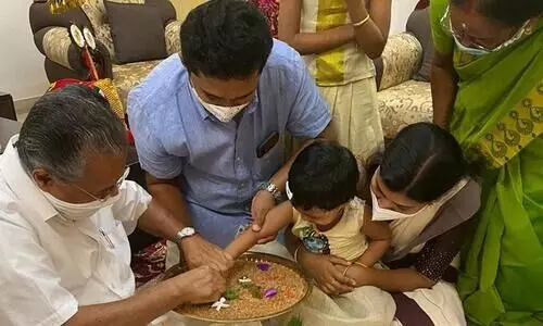 വിദ്യാരംഭ ചടങ്ങുകൾക്ക്​ തുടക്കം; മുഖ്യമന്ത്രി ദേവനയെ ആദ്യാക്ഷരമെഴുതിച്ചു