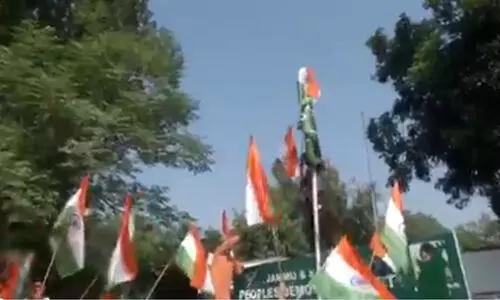 പി.ഡി.പി ഓഫീസിന് മുകളില് ദേശീയ പതാക ഉയര്ത്തി ബി.ജെ.പി പ്രവര്ത്തകര് പി.ഡി.പി ഓഫീസിന് മുകളില് ദേശീയ പതാക ഉയര്ത്തി ബി.ജെ.പി പ്രവര്ത്തകര്