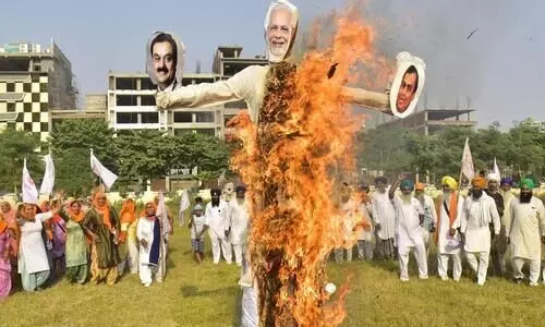 ദസറക്ക് മോദിയുടെ കോലം കത്തിച്ച് പഞ്ചാബിലെ കർഷകർ ദസറക്ക് മോദിയുടെ കോലം കത്തിച്ച് പഞ്ചാബിലെ കർഷകർ