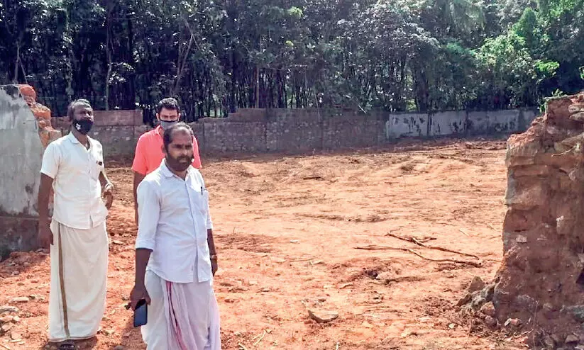 പൊതുശ്മശാനം മണ്ണിട്ട് നികത്തിയെന്ന് ആക്ഷേപം; പദ്ധതി നിർത്തിവെക്കുന്നതായി പഞ്ചായത്ത് പൊതുശ്മശാനം മണ്ണിട്ട് നികത്തിയെന്ന് ആക്ഷേപം; പദ്ധതി നിർത്തിവെക്കുന്നതായി പഞ്ചായത്ത്
