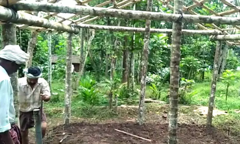 വിധവയായ വീട്ടമ്മക്ക് താൽക്കാലിക വീടൊരുക്കി പൂർവ വിദ്യാർഥി കൂട്ടായ്മ വിധവയായ വീട്ടമ്മക്ക് താൽക്കാലിക വീടൊരുക്കി പൂർവ വിദ്യാർഥി കൂട്ടായ്മ