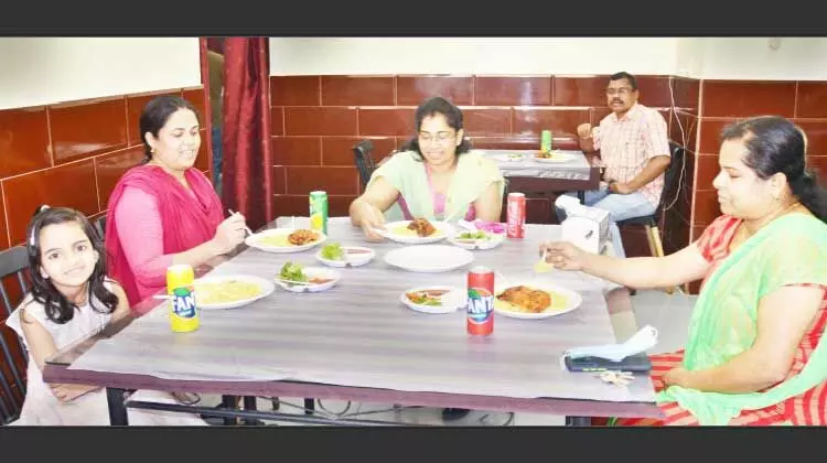 റ​സ്​​റ്റാ​റ​ൻ​റു​ക​ളി​ൽ അ​ക​ത്ത്​ ഭ​ക്ഷ​ണം ന​ൽ​കാ​ൻ തു​ട​ങ്ങി