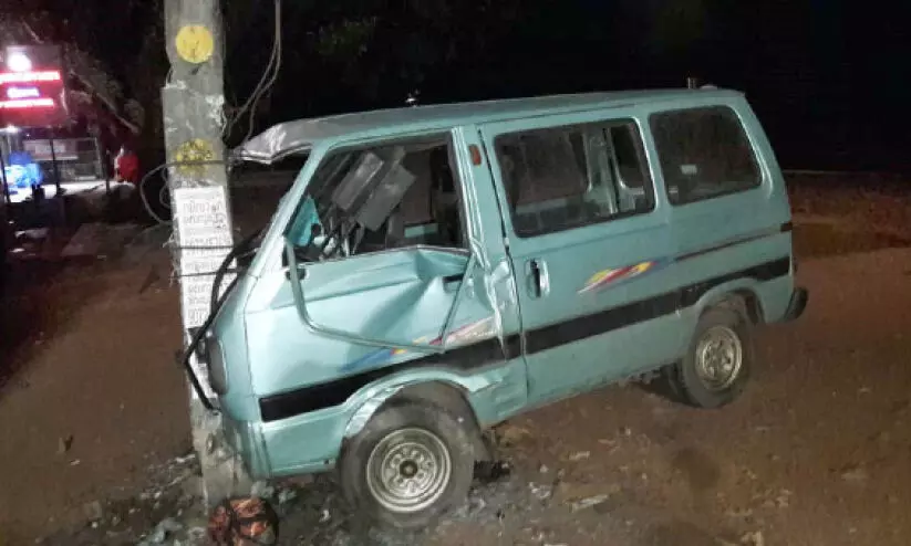 ബൈക്കിലിടിച്ച് നിയന്ത്രണം വിട്ട വാൻ പോസ്റ്റിലിടിച്ചു; നാലുപേർക്ക് പരിക്ക് ബൈക്കിലിടിച്ച് നിയന്ത്രണം വിട്ട വാൻ പോസ്റ്റിലിടിച്ചു; നാലുപേർക്ക് പരിക്ക്