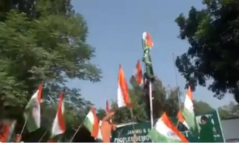 പി.ഡി.പി ഓഫീസിന് മുകളില് ദേശീയ പതാക ഉയര്ത്തി ബി.ജെ.പി പ്രവര്ത്തകര് പി.ഡി.പി ഓഫീസിന് മുകളില് ദേശീയ പതാക ഉയര്ത്തി ബി.ജെ.പി പ്രവര്ത്തകര്