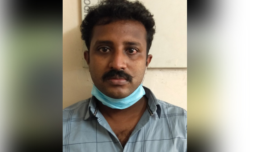 കൊറിയർ വഴി സ്വർണമെത്തിച്ച് മോഷണം നടത്തിയ കൊറിയർ ജീവനക്കാരൻ പിടിയിൽ കൊറിയർ വഴി സ്വർണമെത്തിച്ച് മോഷണം നടത്തിയ കൊറിയർ ജീവനക്കാരൻ പിടിയിൽ