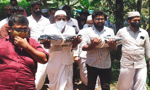 മക്കൾക്ക് വേണ്ടി തെരുവിലിറങ്ങുന്നു; വണക്കം പറഞ്ഞ് കാല് നക്കാനല്ല, കണക്ക് പറഞ്ഞ് നീതി തേടാൻ