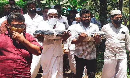 മക്കൾക്ക് വേണ്ടി തെരുവിലിറങ്ങുന്നു; വണക്കം പറഞ്ഞ് കാല് നക്കാനല്ല, കണക്ക് പറഞ്ഞ് നീതി തേടാൻ