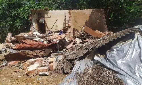 വിവാഹം മുടക്കിയതിന് പലചരക്കുകട ജെ.സി.ബി ഉപയോഗിച്ച് തകർത്തു