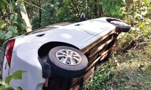 കാര്‍ നിയന്ത്രണംവിട്ട്  താഴ്ചയിലേക്ക് മറിഞ്ഞു