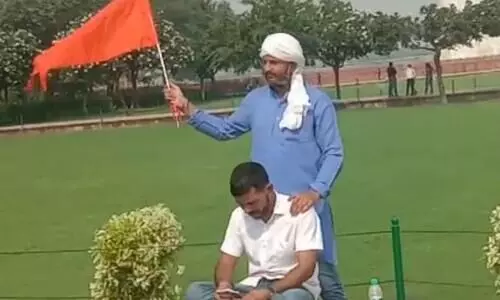 കാവിക്കൊടിയുമായി താജ്​മഹലിൽ അതിക്രമിച്ച്​ കയറി ഹിന്ദു ജാഗരൺ മഞ്ച്​; ശിവക്ഷേത്രമെന്നും വാദം