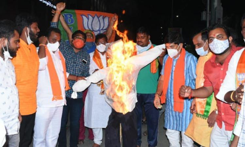 Dubbaka bypoll: High drama as police recovers Rs 18.67 lakh from BJP candidates relative