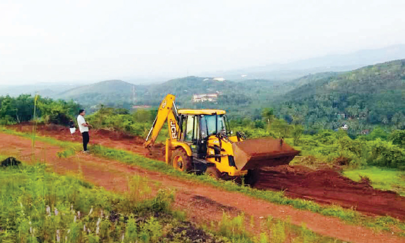 ചീക്കോട് മേപ്പറ്റ മലയിൽ വീണ്ടും അനധികൃത ചെങ്കൽഖനനം ചീക്കോട് മേപ്പറ്റ മലയിൽ വീണ്ടും അനധികൃത ചെങ്കൽഖനനം