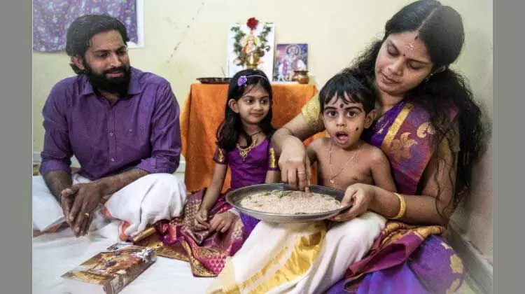 കുരുന്നുകൾ വീടുകളിൽ ആദ്യാക്ഷരം കുറിച്ചു കുരുന്നുകൾ വീടുകളിൽ ആദ്യാക്ഷരം കുറിച്ചു