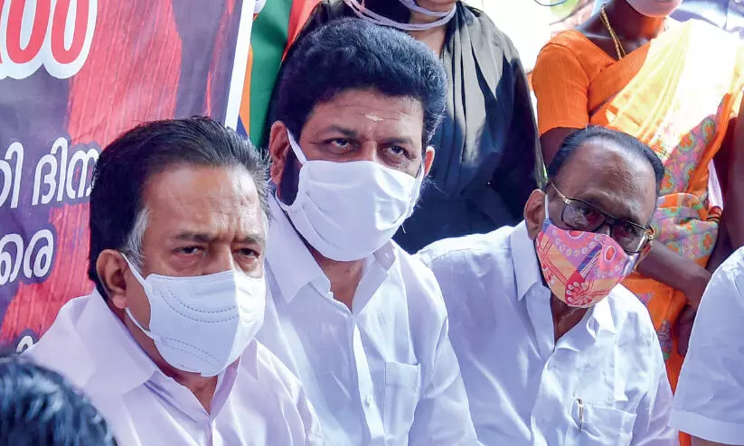 വാളയാർ: മാതാപിതാക്കളുടെ സത്യഗ്രഹം തുടരുന്നു വാളയാർ: മാതാപിതാക്കളുടെ സത്യഗ്രഹം തുടരുന്നു