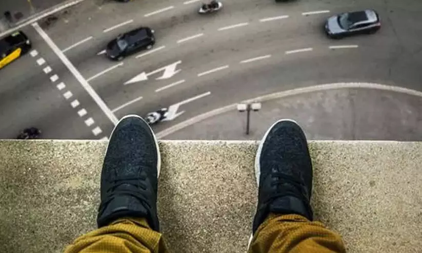 പ്രായപൂർത്തിയാകാത്ത പെൺകുട്ടിയുമായി പ്രണയം : പൊലീസ് ഉപദേശിച്ച് വിട്ട 19കാരൻ ആത്മഹത്യ ഭീഷണി മുഴക്കി പ്രായപൂർത്തിയാകാത്ത പെൺകുട്ടിയുമായി പ്രണയം : പൊലീസ് ഉപദേശിച്ച് വിട്ട 19കാരൻ ആത്മഹത്യ ഭീഷണി മുഴക്കി