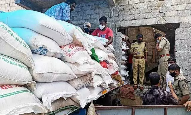 നി​ർ​മാ​ണ​ത്തി​ലി​രി​ക്കു​ന്ന വീ​ട്ടി​ൽ​നി​ന്ന്​ 172 ചാ​ക്ക് റേ​ഷ​ന​രി പി​ടി​കൂ​ടി