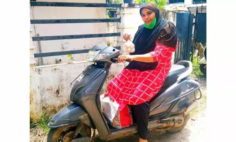 റമീസ ടീച്ചർ മുട്ട നൽകും; പരീക്ഷ പേപ്പറിൽ അല്ല റമീസ ടീച്ചർ മുട്ട നൽകും; പരീക്ഷ പേപ്പറിൽ അല്ല