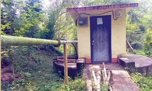 കുടിവെള്ളം വിലകൊടുത്ത് വാങ്ങി കോളനിവാസികൾ