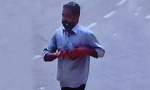 സ്ഥാപന ഉടമയോട്​ ഫോണിൽ സംസാരിക്കുന്നതായി വിശ്വസിപ്പിച്ച്​  ജീവനക്കാരിയിൽ നിന്ന്​ പണം തട്ടിയതായി പരാതി