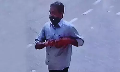 സ്ഥാപന ഉടമയോട്​ ഫോണിൽ സംസാരിക്കുന്നതായി വിശ്വസിപ്പിച്ച്​  ജീവനക്കാരിയിൽ നിന്ന്​ പണം തട്ടിയതായി പരാതി