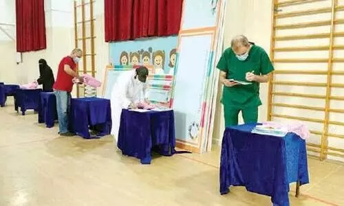 കോ​വി​ഡ് പ്രോ​ട്ടോ​കോ​ള്‍ പാ​ലി​ച്ച് പാ​ഠ​പു​സ്​​ത​ക വി​ത​ര​ണം തു​ട​ങ്ങി