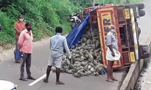 കോവളം ബൈപാസിൽ ലോറി തലകീഴായി മറിഞ്ഞു