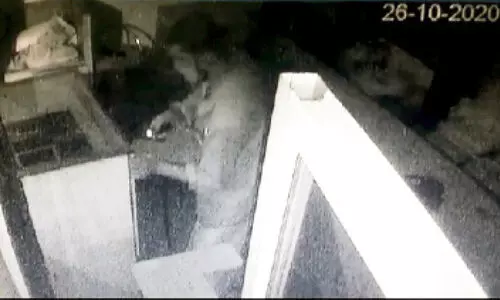 വെ​ഞ്ഞാ​റ​മൂ​ട്ടി​ല്‍ ര​ണ്ടി​ട​ത്ത് മോ​ഷ​ണം: 17 മൊ​ബൈ​ല്‍ ഫോ​ണു​ക​ളും 6,500 രൂ​പ​യും ക​വ​ർ​ന്നു