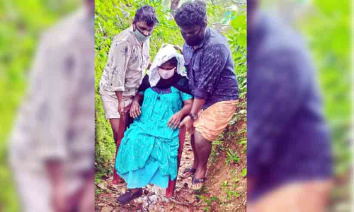വഴിയില്ല; രോഗിയായ ഉഷയെ വീട്ടിലെത്തിക്കുന്നത്​ രണ്ടുപേർ ചുമന്ന്​