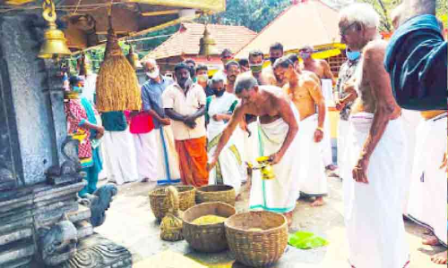 അന്ന് എ.കെ.ജിക്ക് തല്ല്; ഇന്ന് വിത്തുപൊതിയുമായി ഇവർ ക്ഷേത്രനടയിൽ