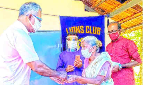 സുമനസ്സുകൾ കൈകോർത്തു: ചെറുവാരി സതിക്ക് വീടായി