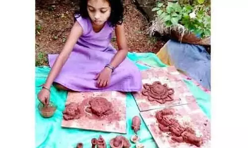 പാഠഭാഗത്തെ കഥാപാത്രങ്ങളെ കളിമണ്ണിലൊരുക്കി രണ്ടാം ക്ലാസുകാരി