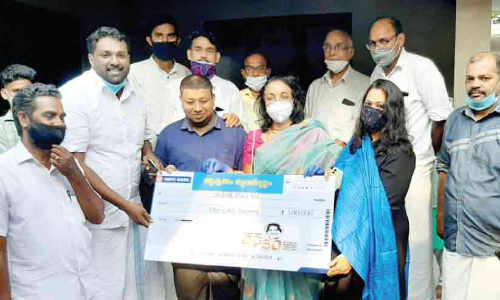 ജ​പ്തി​ഭീ​ഷ​ണി​: സുഫൈലിന്​ ഉമ്മൻ ചാണ്ടിയുടെ ധനസഹായം