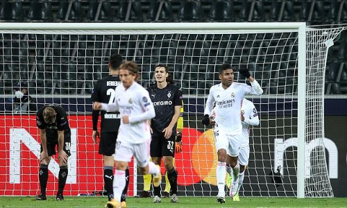 Gladbach 2-2 Real Madrid: Karim Benzema and Casemiro score late goals to earn last-gasp draw