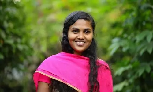 കാട്ടുനായ്​ക്ക കോളനിയിലേക്ക്​ അഭിമാന വിജയം; രാധികയെ തേടി രാഹുലി​െൻറ വിളിയെത്തി