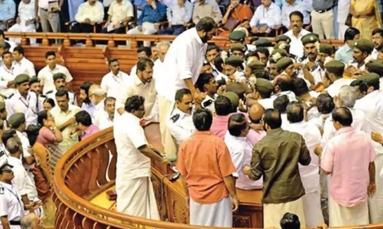 നിയമസഭയിലെ കൈയാങ്കളി: മന്ത്രിമാർ ഇന്ന് ഹാജരാകണം നിയമസഭയിലെ കൈയാങ്കളി: മന്ത്രിമാർ ഇന്ന് ഹാജരാകണം