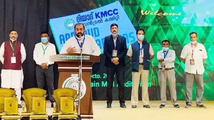 കോവിഡ്കാല കാരുണ്യ പ്രവർത്തകരെ റിയാദ് കെ.എം.സി.സി ആദരിച്ചു കോവിഡ്കാല കാരുണ്യ പ്രവർത്തകരെ റിയാദ് കെ.എം.സി.സി ആദരിച്ചു