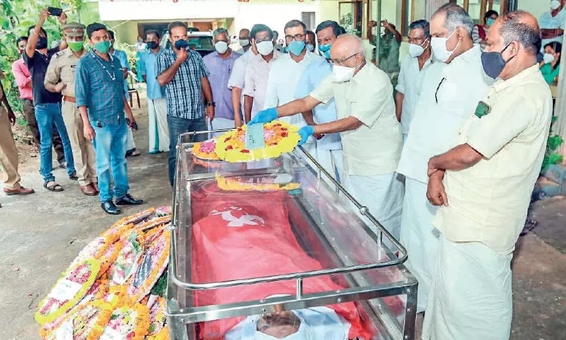 മുൻ എം.എൽ.എ കുമാരന് നാടിെൻറ അന്ത്യാഞ്ജലി മുൻ എം.എൽ.എ കുമാരന് നാടിെൻറ അന്ത്യാഞ്ജലി