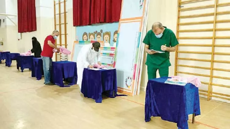 കോ​വി​ഡ് പ്രോ​ട്ടോ​കോ​ള്‍ പാ​ലി​ച്ച് പാ​ഠ​പു​സ്​​ത​ക വി​ത​ര​ണം തു​ട​ങ്ങി