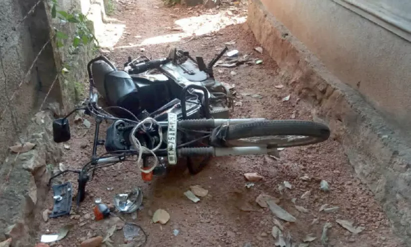 മാധ്യമം ഏജൻറിെൻറ വീട്ടില് ആക്രമണം മാധ്യമം ഏജൻറിെൻറ വീട്ടില് ആക്രമണം