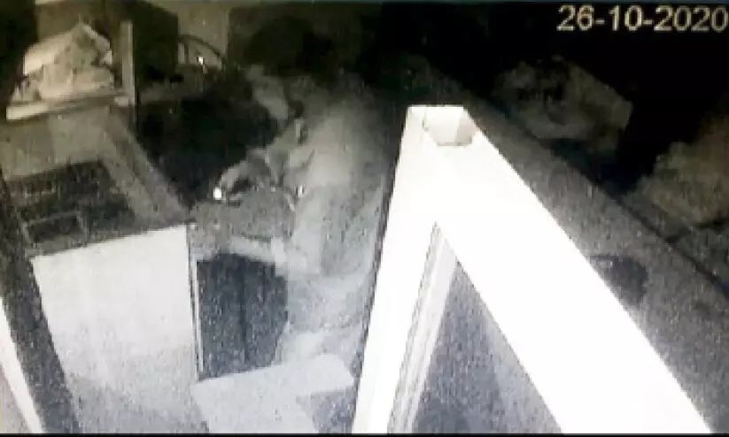 വെ​ഞ്ഞാ​റ​മൂ​ട്ടി​ല്‍ ര​ണ്ടി​ട​ത്ത് മോ​ഷ​ണം: 17 മൊ​ബൈ​ല്‍ ഫോ​ണു​ക​ളും 6,500 രൂ​പ​യും ക​വ​ർ​ന്നു