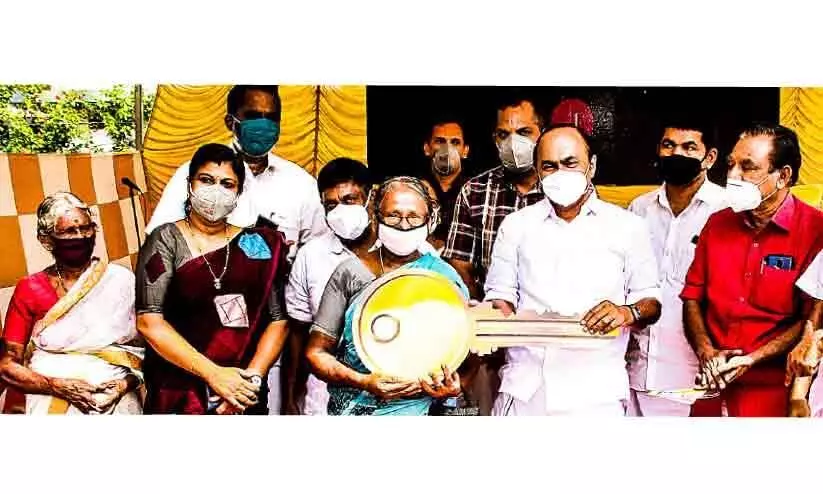 ലൈ​ഫ് ഭ​വ​ന​പ​ദ്ധ​തി: ഒരേ കുടുംബത്തിലെ ആറു പേർക്കായി നിർമിച്ച ഭവനസമുച്ചയം കൈമാറി