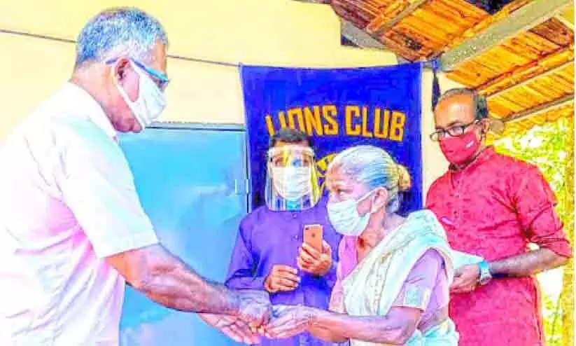 സുമനസ്സുകൾ കൈകോർത്തു: ചെറുവാരി സതിക്ക് വീടായി