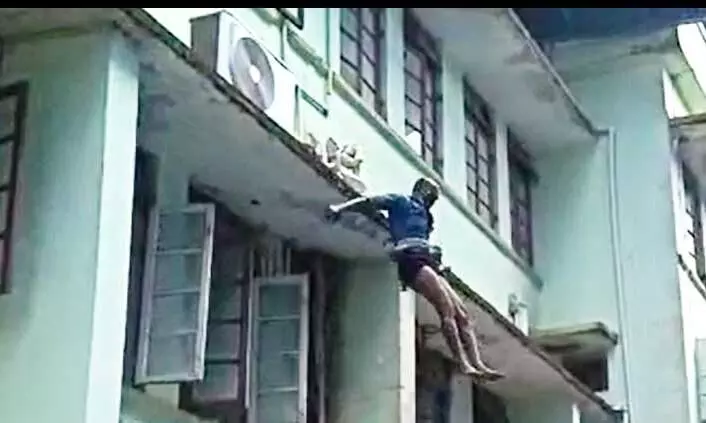 ആശുപത്രി കെട്ടിടത്തിനു മുകളിൽ നിന്ന് ചാടാൻ ശ്രമിച്ച് കോവിഡ് നിരീക്ഷണത്തിലുള്ളയാൾ; ഒടുവിൽ വലയിൽ - വീഡിയോ ആശുപത്രി കെട്ടിടത്തിനു മുകളിൽ നിന്ന് ചാടാൻ ശ്രമിച്ച് കോവിഡ് നിരീക്ഷണത്തിലുള്ളയാൾ; ഒടുവിൽ വലയിൽ - വീഡിയോ