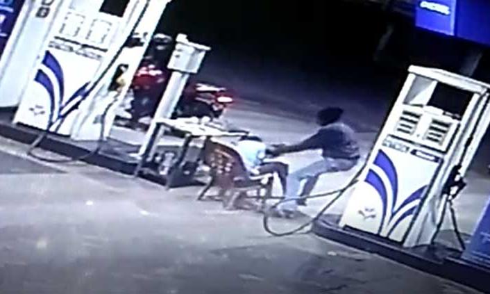 മണൽ കണ്ണിൽ എറിഞ്ഞ് കവർച്ച; പെട്രോൾ പമ്പ് ജീവനക്കാരനിൽ നിന്ന് തട്ടിപ്പറിച്ചത് 32,000 രൂപ - സി.സി.ടി.വി ദൃശ്യം മണൽ കണ്ണിൽ എറിഞ്ഞ് കവർച്ച; പെട്രോൾ പമ്പ് ജീവനക്കാരനിൽ നിന്ന് തട്ടിപ്പറിച്ചത് 32,000 രൂപ - സി.സി.ടി.വി ദൃശ്യം