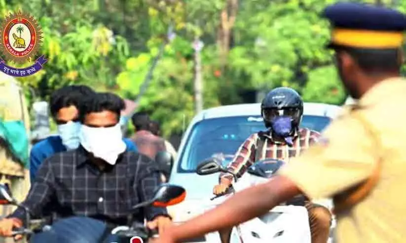 ഹെൽമറ്റില്ലാതെ പൊലീസിന്റെ പിടിയിലായത് വിദ്യാർഥികൾ; പിഴയടച്ചത് എസ്.ഐ ഹെൽമറ്റില്ലാതെ പൊലീസിന്റെ പിടിയിലായത് വിദ്യാർഥികൾ; പിഴയടച്ചത് എസ്.ഐ