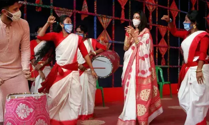 ദുർഗപൂജയുടെ പന്തൽ സന്ദർശിച്ചു; നുസ്രത്ത്​ ജഹാനെതിരെ കോടതിയലക്ഷ്യ പരാതി