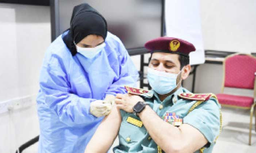 കോ​വി​ഡ് വാ​ക്സി​ൻ സ്വീ​ക​രി​ച്ച് അ​ജ്മാ​ന്‍ പൊ​ലീ​സ്